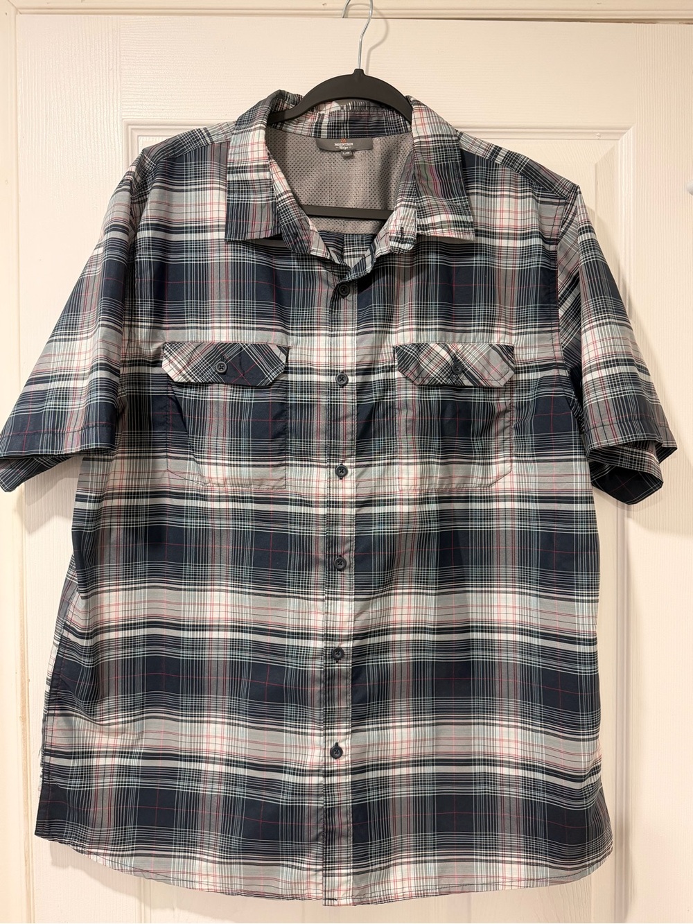Mountain Ridge Short Sleeve Plaid Button-Down Shirt in Navy and White Large